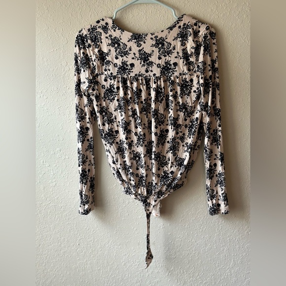 FREE PEOPLE Floral Printed Turnt Long Sleeve Bodysuit In Ecru Combo Size XS New - Picture 3 of 3